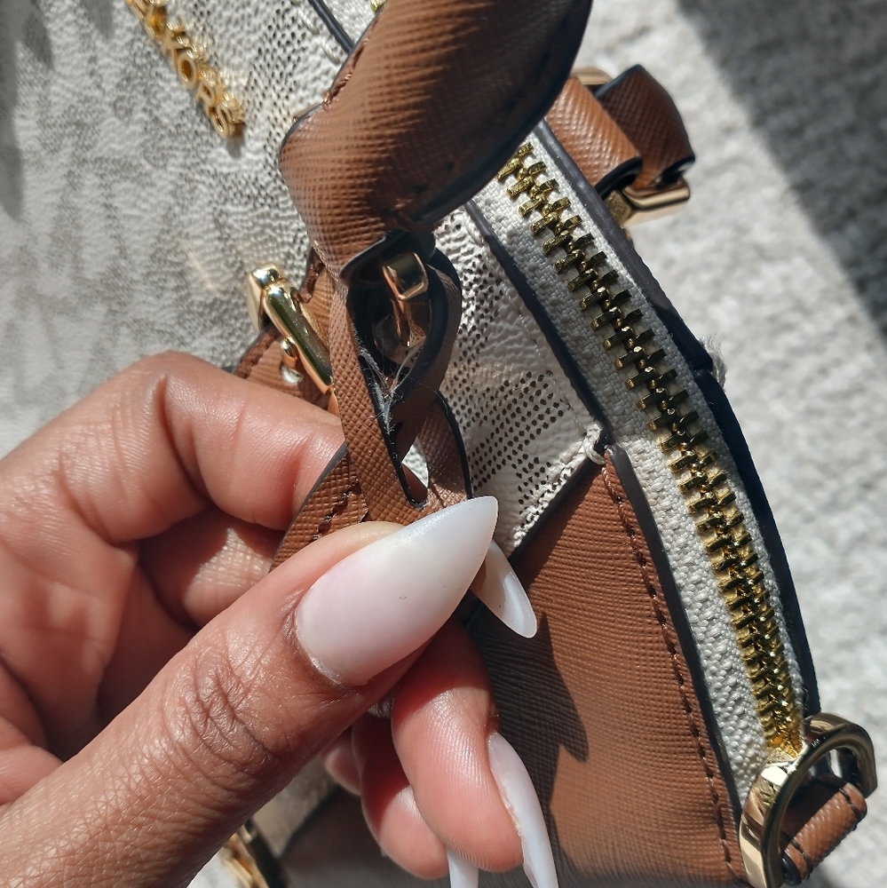 Women's Michael kors "Ciara - vanilla/lugg MD messenger " monogrammed crossbody - Picture 11 of 15